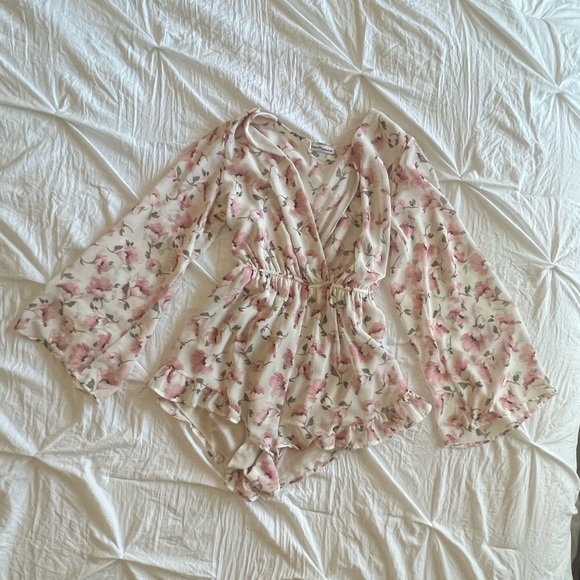Neutral colored Floral Romper - Picture 5 of 16